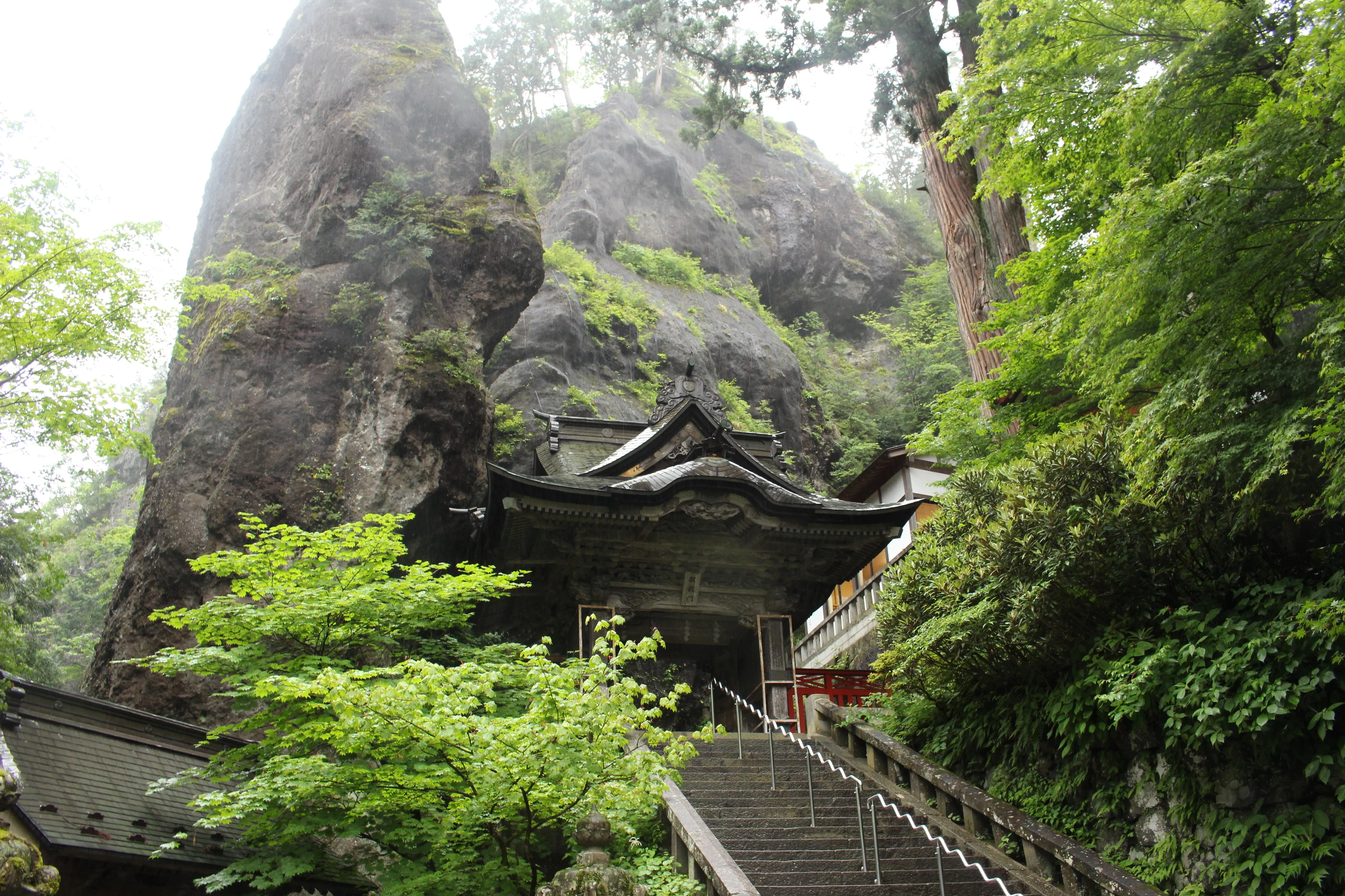 神秘的な巨岩