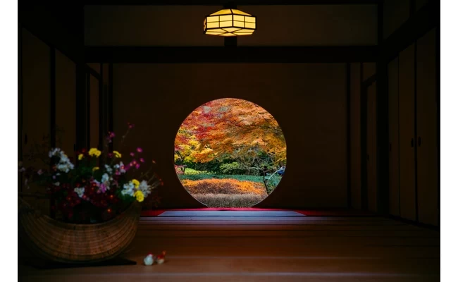 悟りの窓から見える紅葉