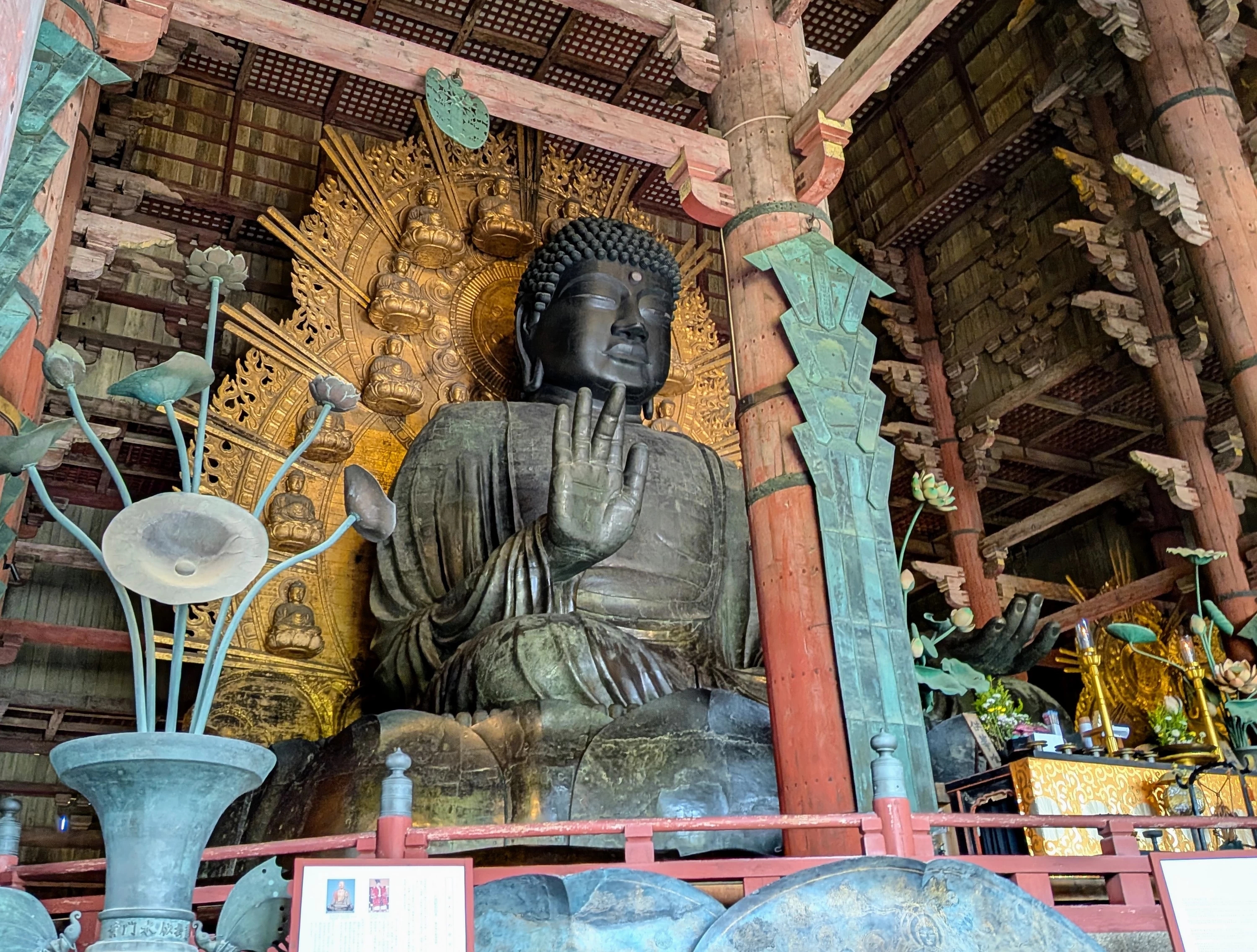 “大仏さま”の正式名称は盧舎那仏(るしゃなぶつ)