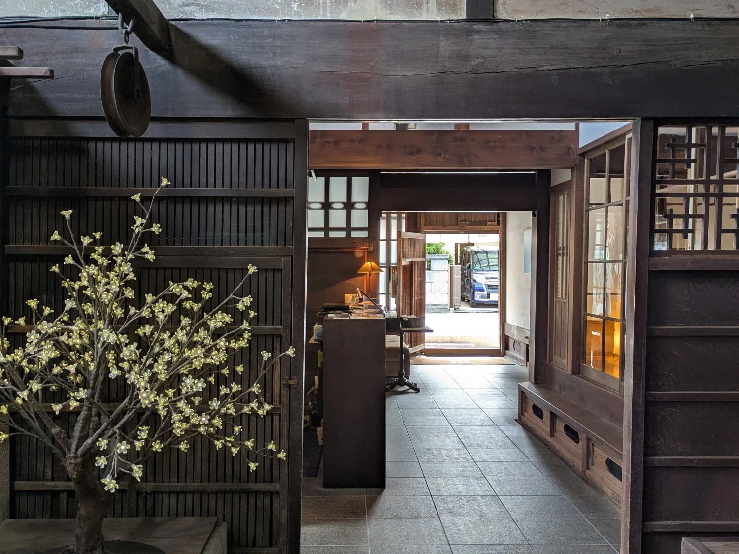 フロントがあるのは明治期の建物(現地にて撮影)