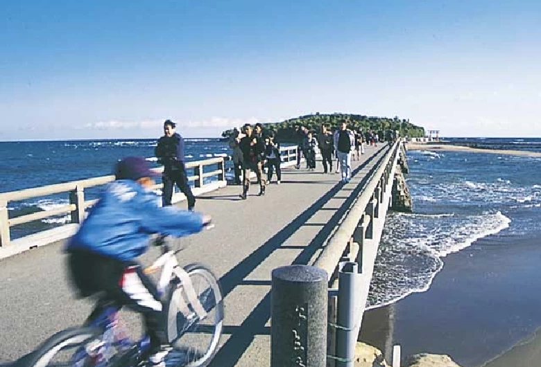 青島に架けられた弥生橋