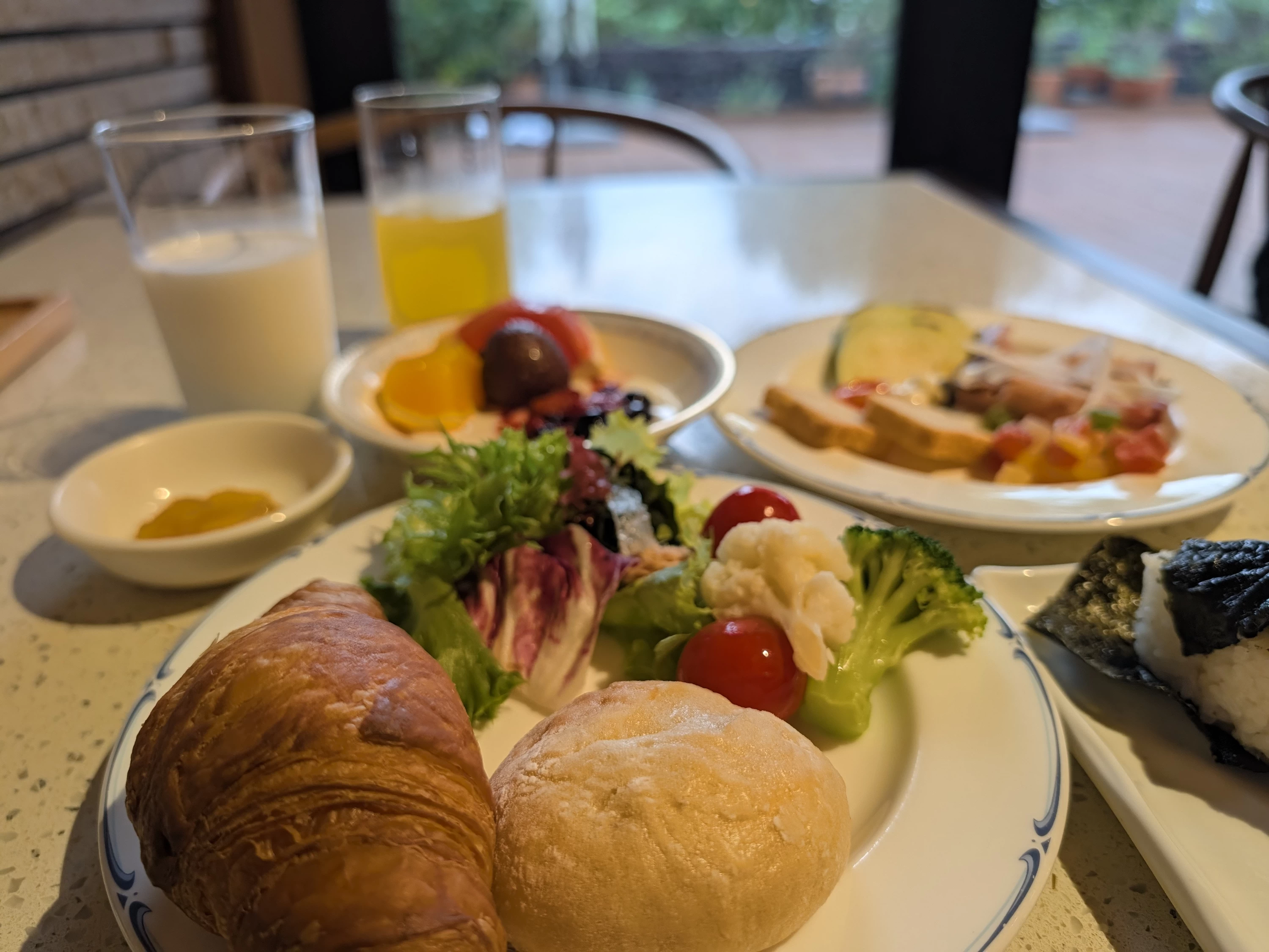 朝食一例（現地にて撮影）