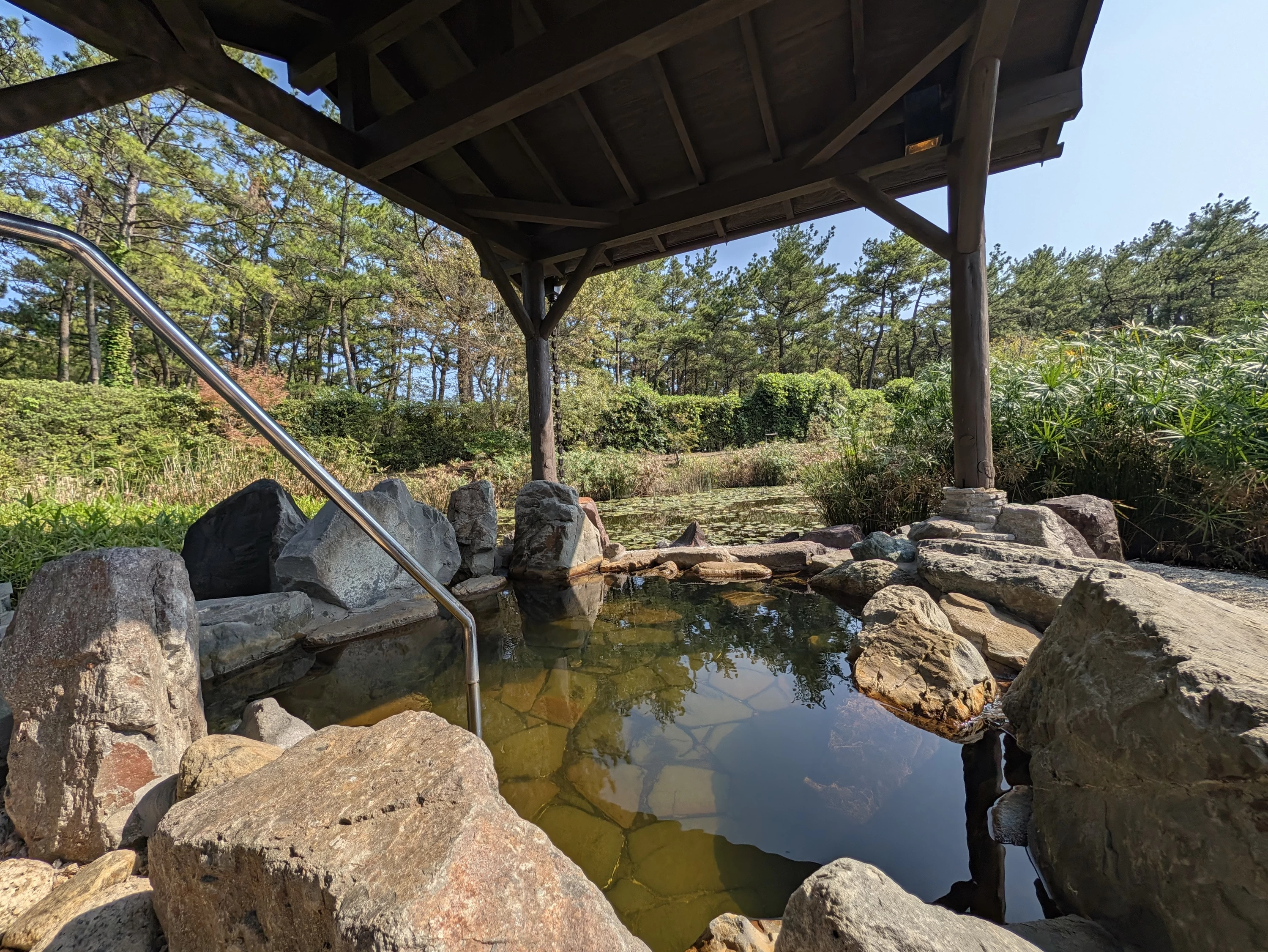 離れ湯「三日月」の露天風呂（現地にて撮影）
