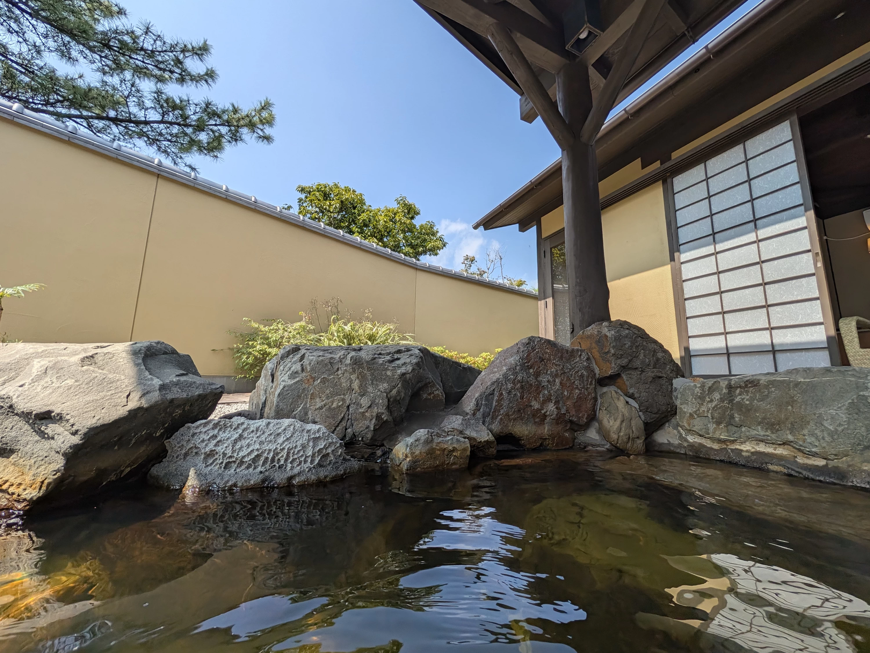 離れ湯「十三夜」の露天風呂（現地にて撮影）