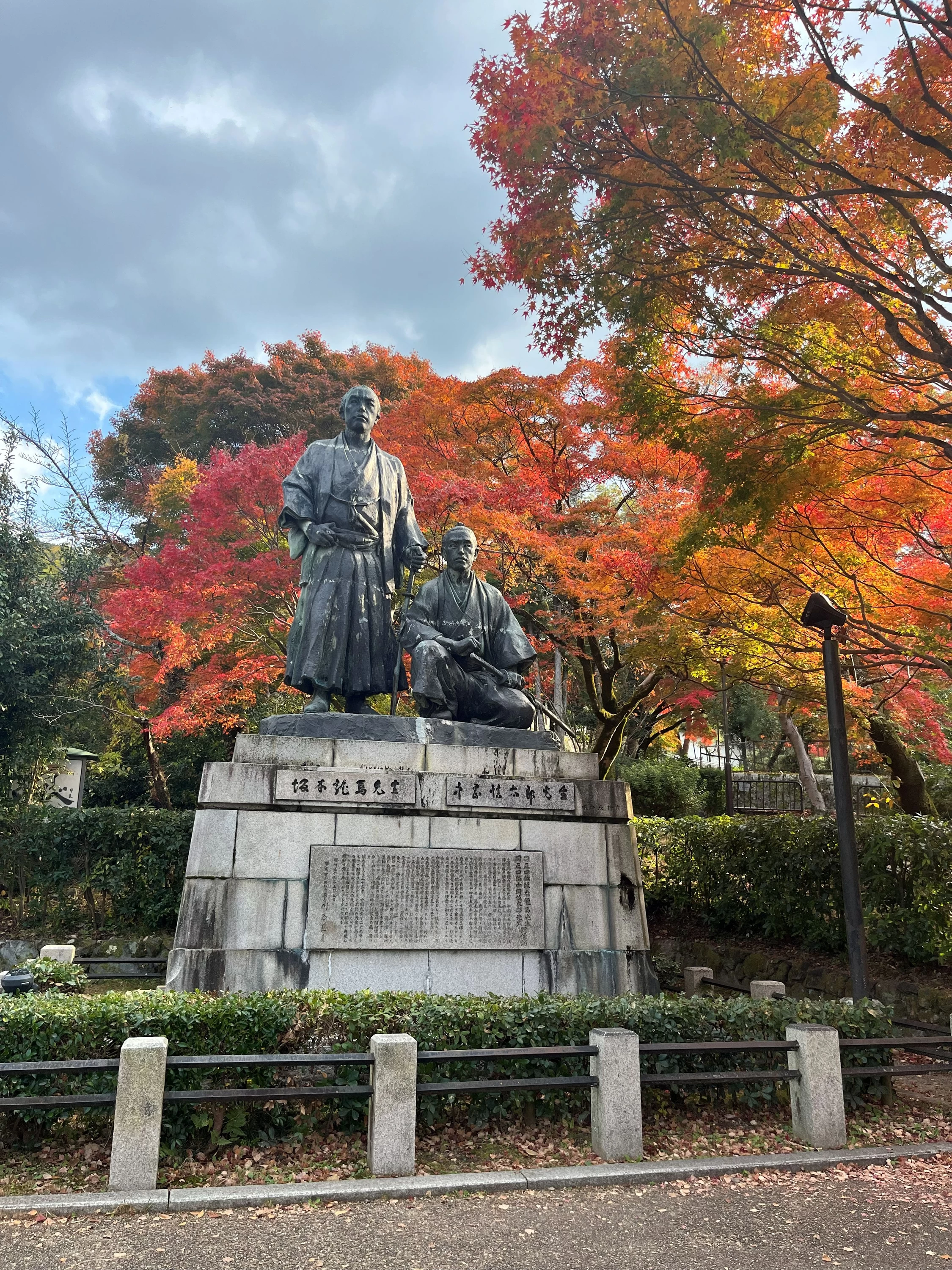 坂本龍馬・中岡慎太郎像周辺
