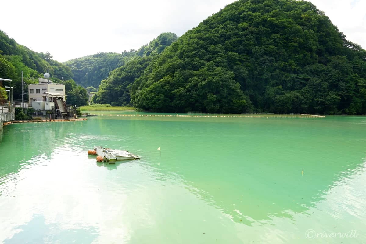 エメラルドグリーンの水をたたえるダム湖