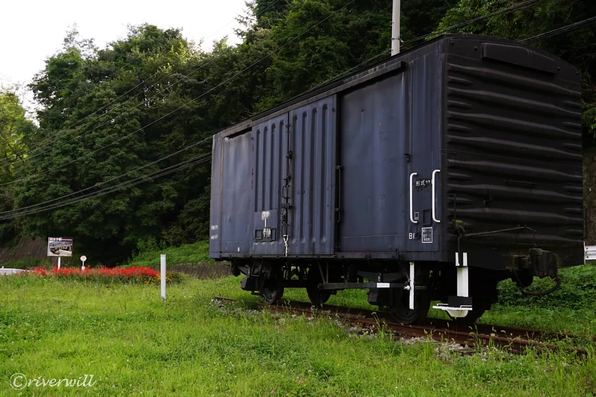 入り口に展示された旧国鉄車両「ワラ1形」