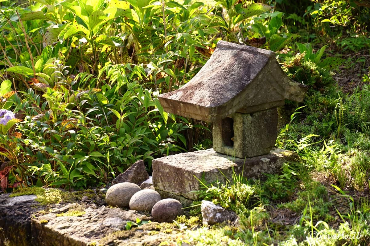 集落の一角にあった小さな祠