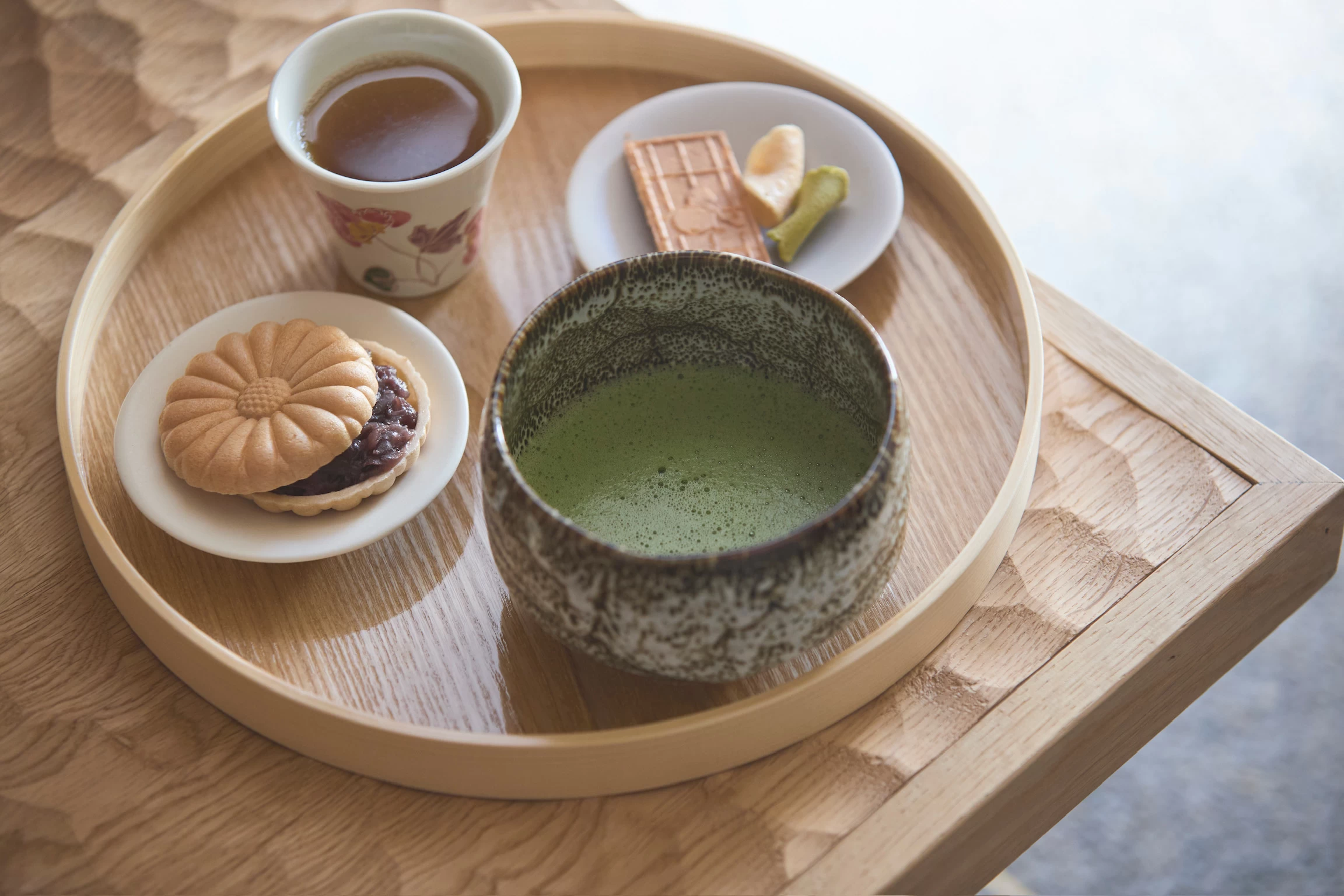 足湯時に提供されるドリンクとお茶菓子