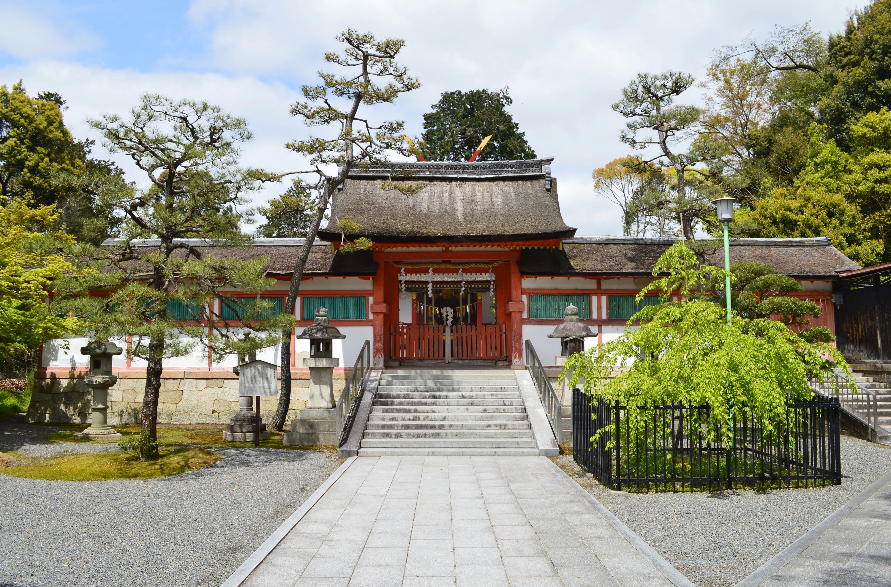 神門　©Wikipedia https://ja.wikipedia.org/wiki/吉田神社