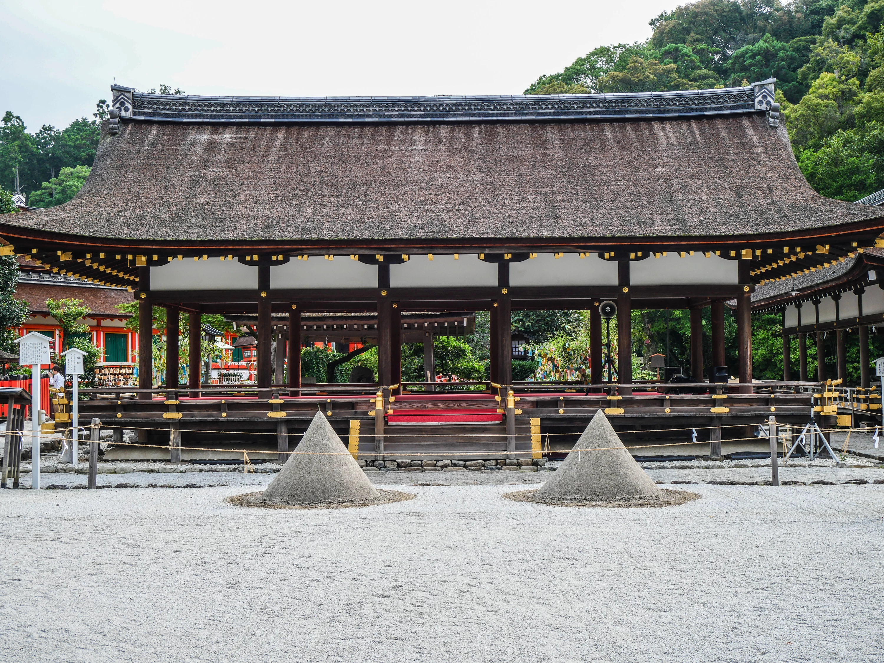 細殿（ほそどの）と立砂（たてずな）