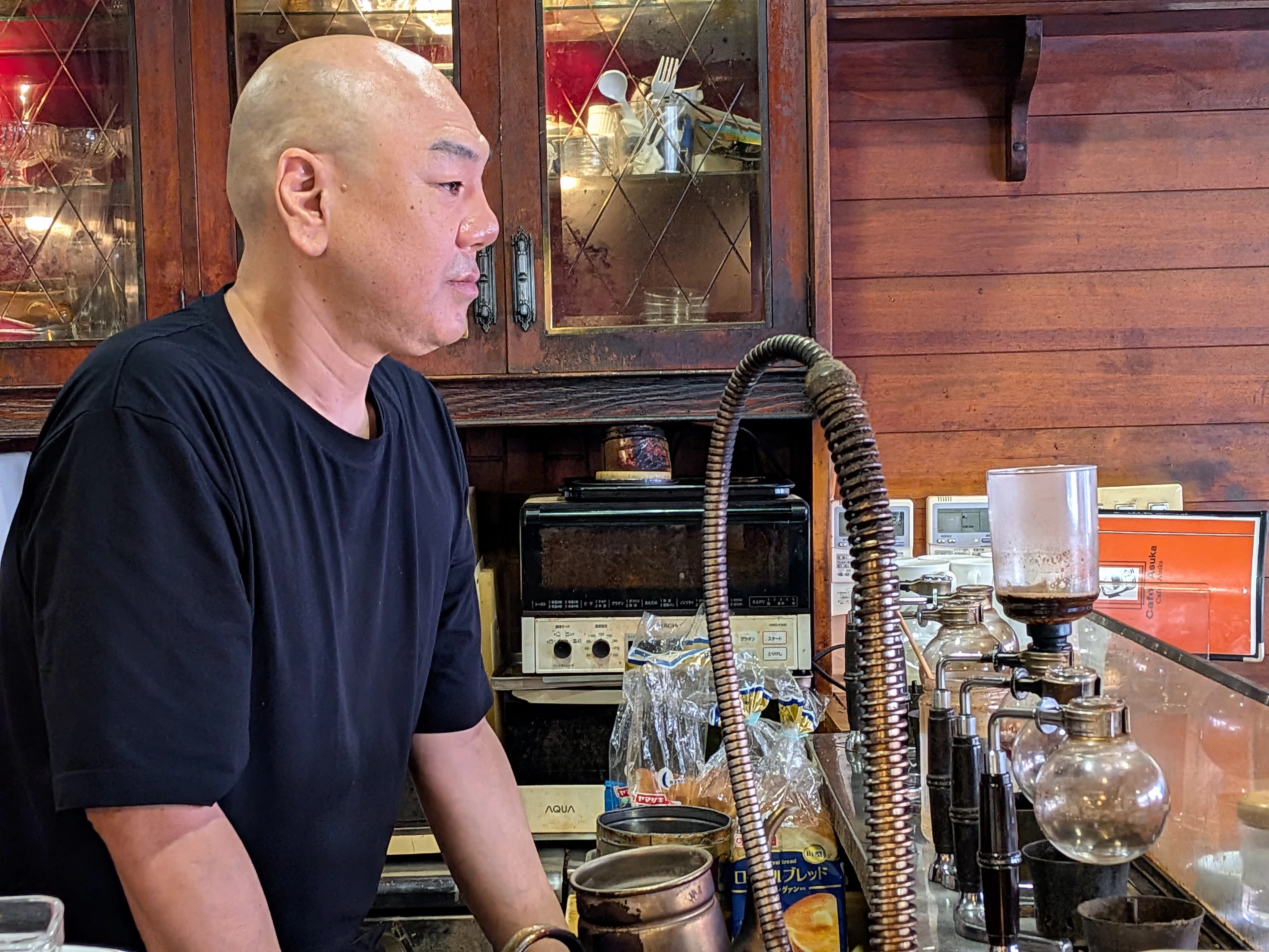 コーヒーは一杯一杯丁寧に抽出してくれる