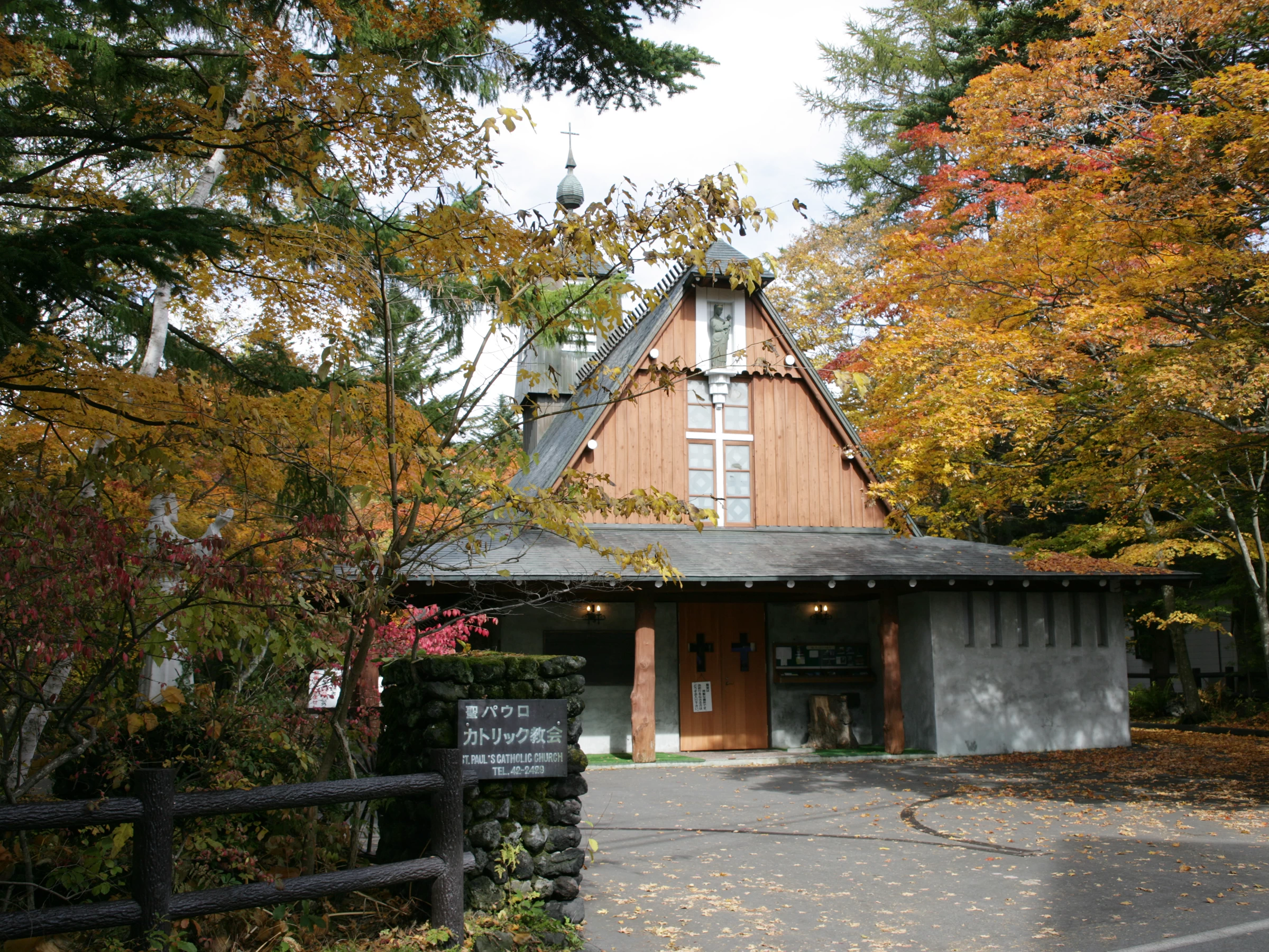 紅葉と教会