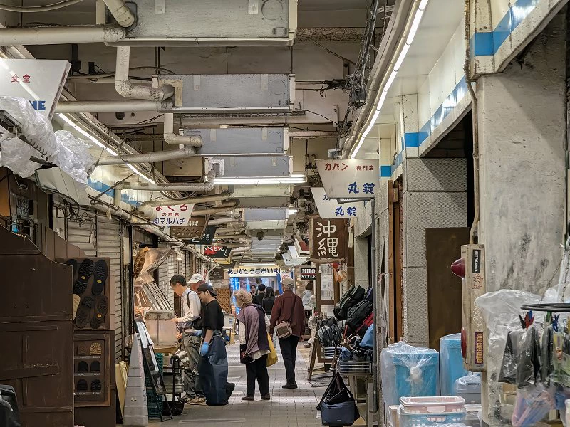 商店街のアーケードの中（現地にて撮影）