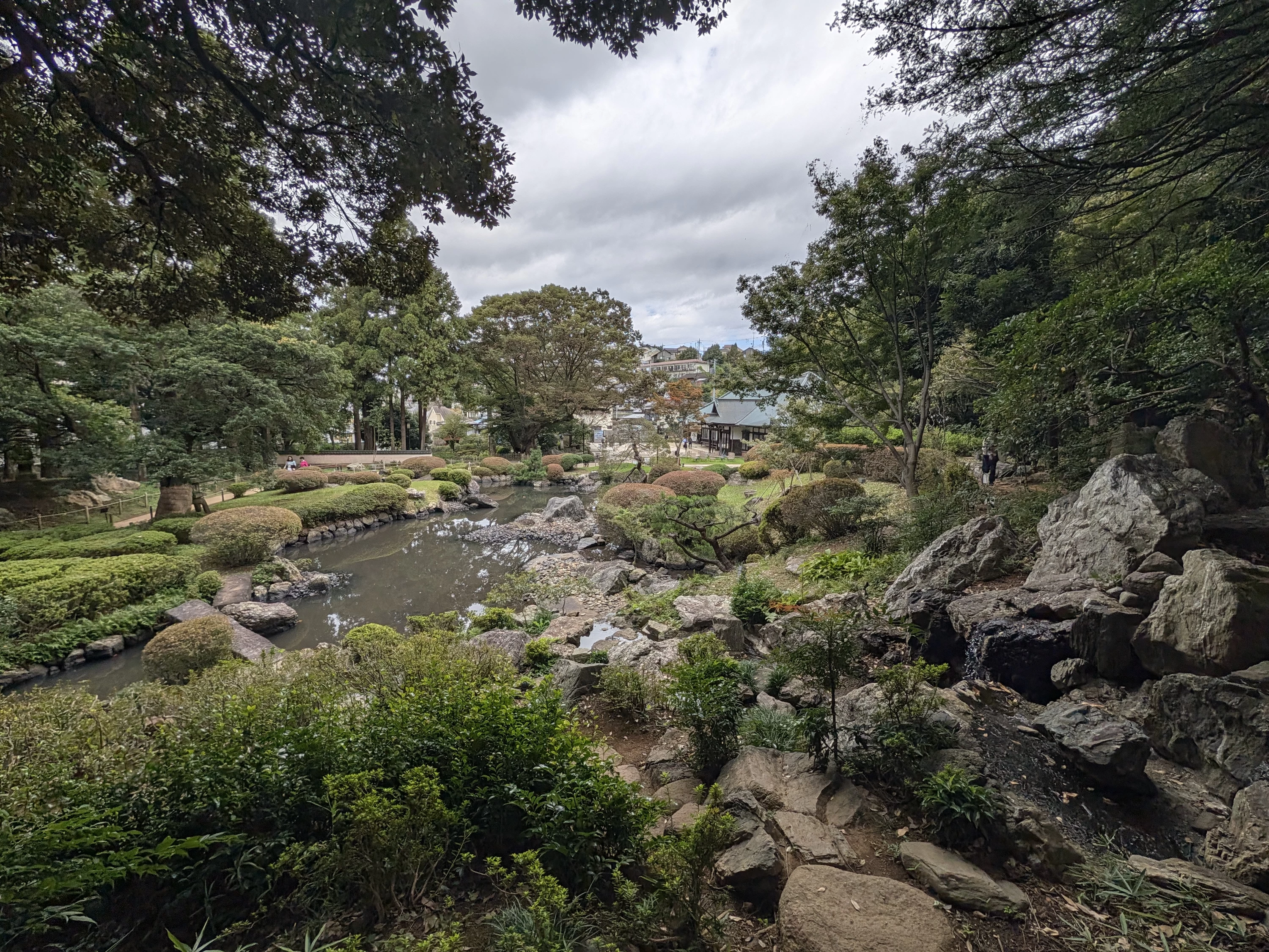 池泉回遊式の庭園（現地にて撮影）