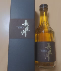 キラキラ黄金に輝く日本酒