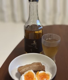 コク深くキレ味抜群、黄金に輝く日本酒